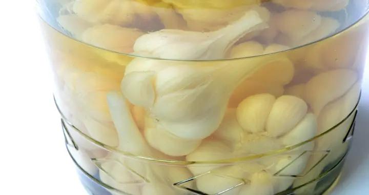 白酒泡大蒜，不止風味獨特！這些潛在功效，喫對纔有效