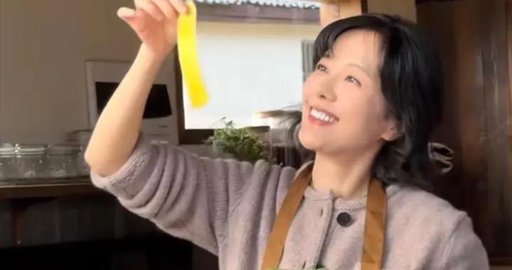 47歲楊樂樂住進木屋，燒火做飯、種菜養鴨，過上30年前的慢生活