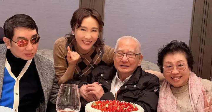 黎姿給88歲父親慶生，富豪老公低調現身，弟弟車禍後只能坐輪椅
