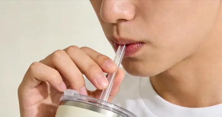 經常用「吸管」喝水，傷身還可能“變醜”
