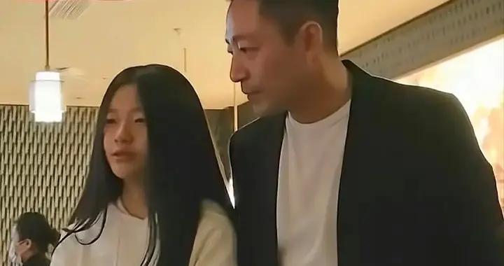 11歲小玥兒正臉曝光，單眼皮高鼻樑不像大S，更神似爸爸汪小菲！