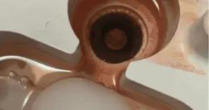 爲什麼馬桶裏總是有一圈紅色？還真不是水鏽