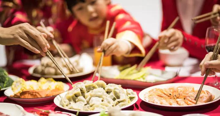 孩子長大後有沒有出息，從飯桌上的3個細節就能看出來，特別準