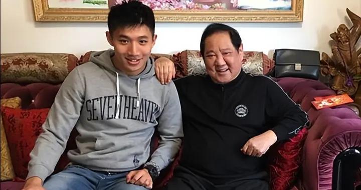 49歲黃人龍家中去世，姐姐曝生前跌倒撞牆角，醫生開不了死亡證明