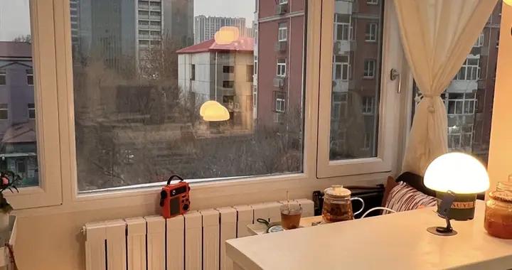 河北姑娘的老破小“南陽臺”火了，牆垛子改吧檯，陽臺變成休閒房