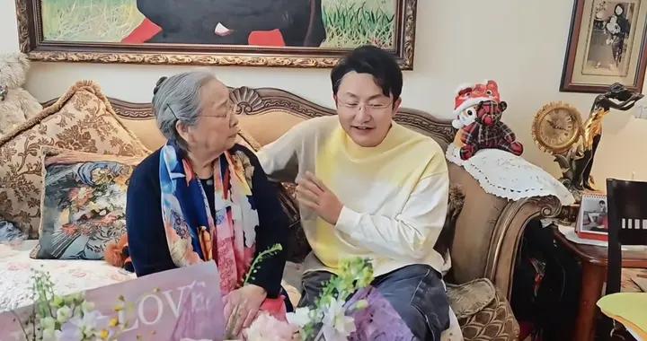 90歲“容嬤嬤”現狀：在北京獨居60平小房，傢俱老舊沙發用了30年