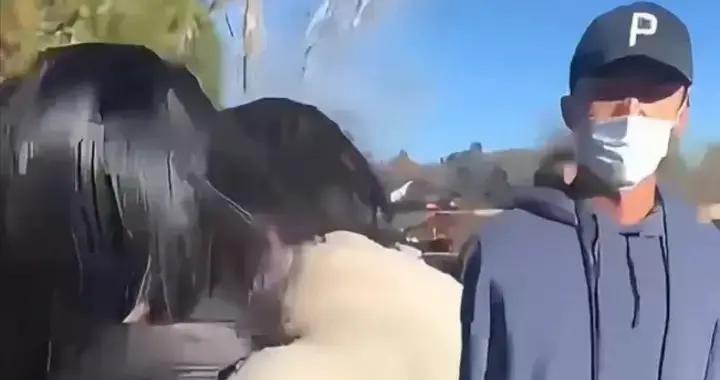 鄭爽完全變樣了！抱孩子當街和張恆一家吵架，頭髮白了穿搭很邋遢