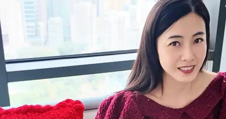 甘比手藝真不錯，自己鉤露背連體褲準備過年，驚豔大氣比高定好看