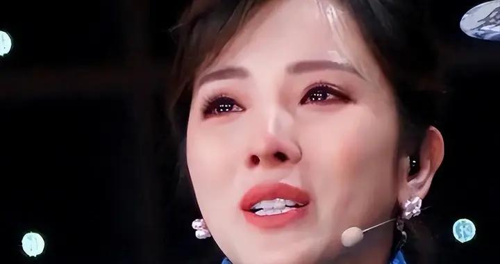 李思思在縣城站臺，穿廉價大衣凍得臉通紅，初戀老公比尼格買提小