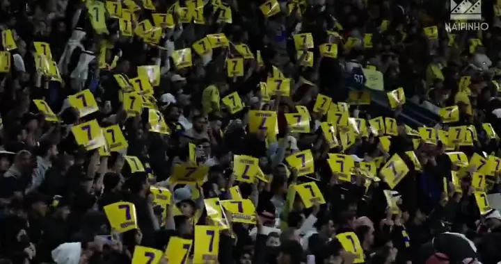 支持C羅，勝利球迷在比賽中隨着鼓聲一邊喊“Siu”一邊舉牌