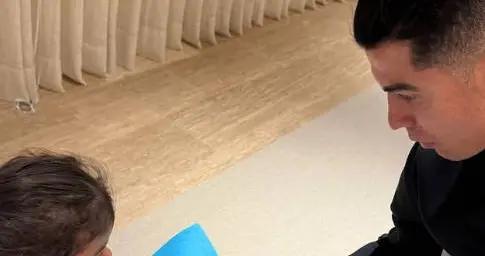 喬治娜曬C羅在家帶女兒照片，他已經連續兩場比賽缺席