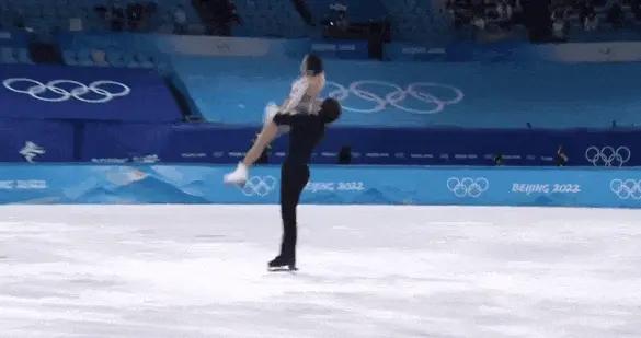 奧運冠軍隋文靜、韓聰米蘭首秀！隋文靜失誤摔倒，韓聰透露：她帶傷上場，來之前打了5針封閉……