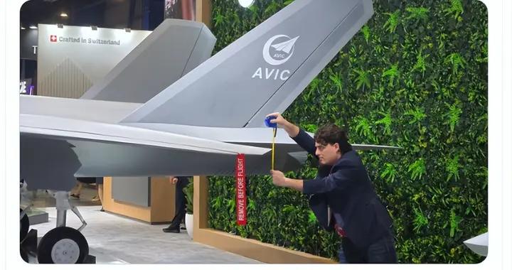 殲35亮相航展c位，美國破大防，用捲尺量殲35數據