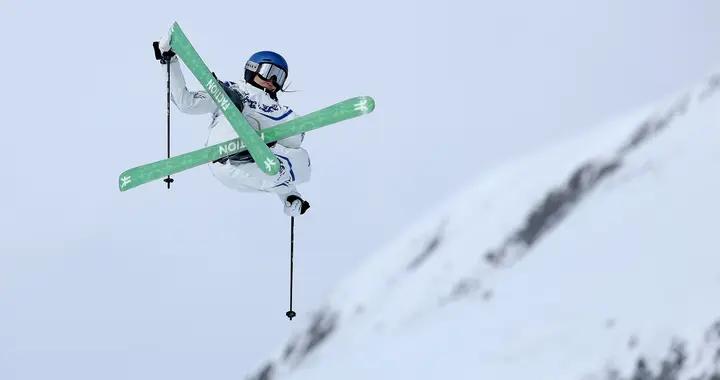 女子自由式滑雪坡面障礙技巧決賽次輪：谷愛凌失誤暫列第二、劉夢婷失誤