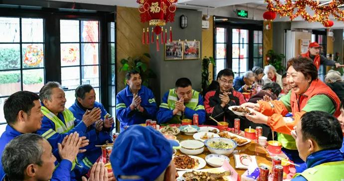 上海弄堂裏的年夜飯：寶寶阿姨喊你回“家”過年