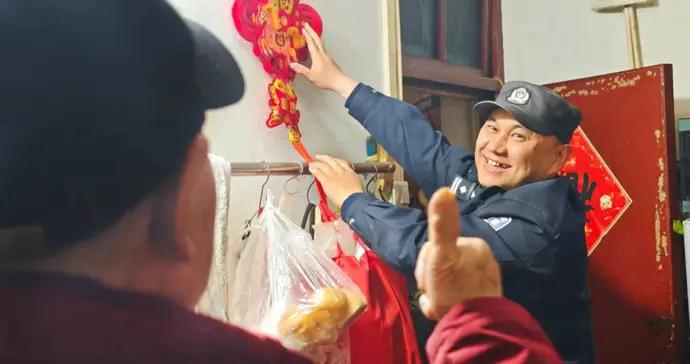 藏藍身影築牢安全屏障，爲城市溫情“守歲”