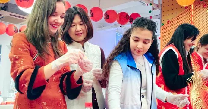 來自20個國家的國際志願者，圍坐一桌喫年夜飯