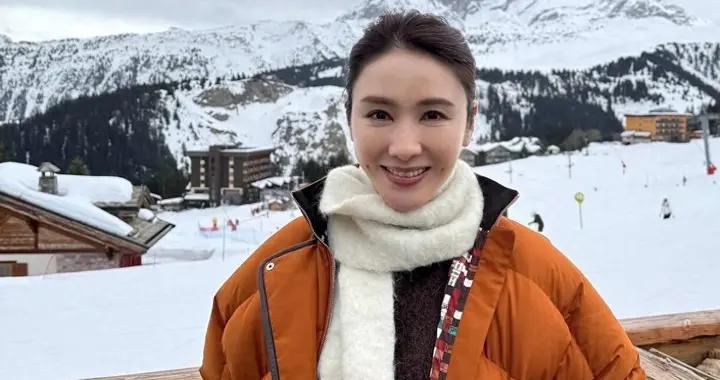 被54歲黎姿的穿搭驚豔到，穿羽絨服不配牛仔褲、運動鞋，高級洋氣