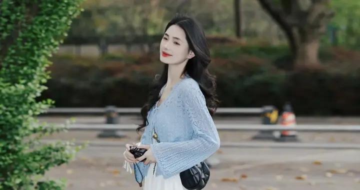 今春要怎麼穿？“開衫+半身裙”時髦又溫柔，早春這樣穿太美了