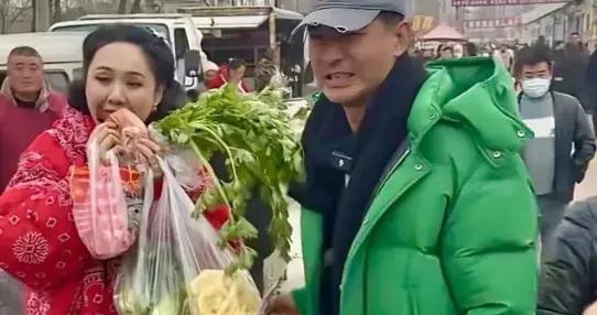 最接地氣的明星夫妻，每次回村過年大紅大綠，跟普通人沒區別