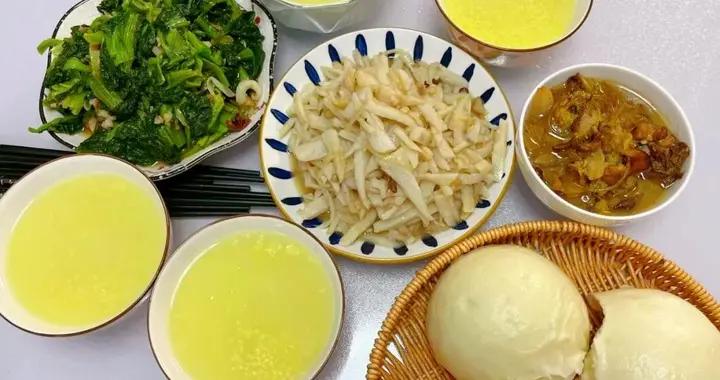 山東媳婦分享婆婆做的早餐飯，朋友圈火了：這一桌大魚大肉都不換