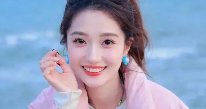 早春王炸組合：短羽絨+闊腿褲，時尚又保暖，簡簡單單很好看