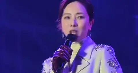 離開央視後的李思思，在小縣城接商演，狀態不佳？網友：反差太大