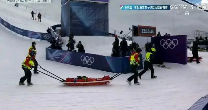 揪心！米蘭冬奧會比賽中，中國選手劉佳宇頭部衝下摔倒，被擔架抬離現場送醫