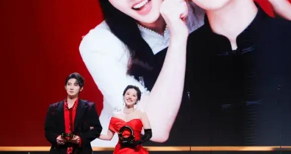 太破防了！原來這對熒幕CP私下早就在一起了，誰戳中你的心巴了？