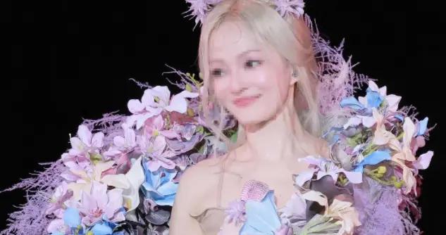 被親媽誣陷，破產流落街頭，如今買海島、曬豪宅：她終於不忍了