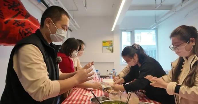 新春走基層｜迎接馬年新春，臨時家人在上海“包”出家的味道