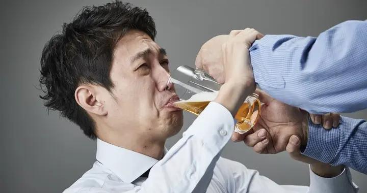 春節聚會注意，這2種飲料千萬別混着喝！這樣喝比每天喝酒都傷肝