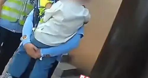 孩子和父母走失，警察詢問爸爸名字，孩子一出口全場笑翻了