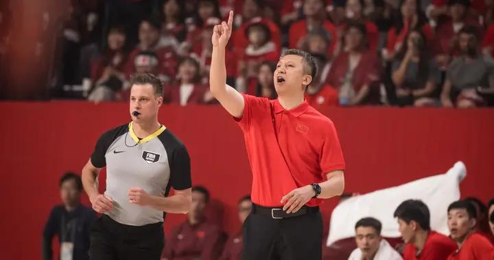 血性！中國男籃上半場落後14分，下半場淨勝21分完成逆轉