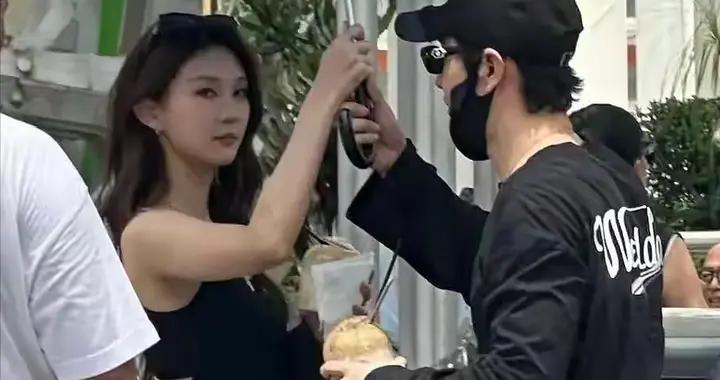 48歲黃曉明戀情曝光，女方小二十多歲，身份被扒，顏值漂亮身材好