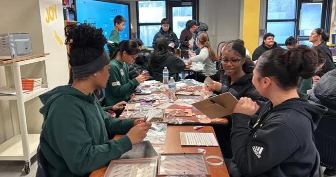 福到了！中美青少年同上一堂藝術課，在宋錦拼貼中感受中國年