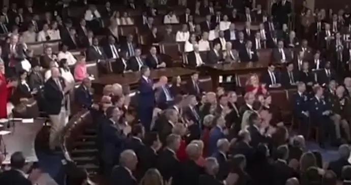 一邊起立鼓掌，一邊全員靜坐！特朗普稱民主黨人應“感到羞恥”