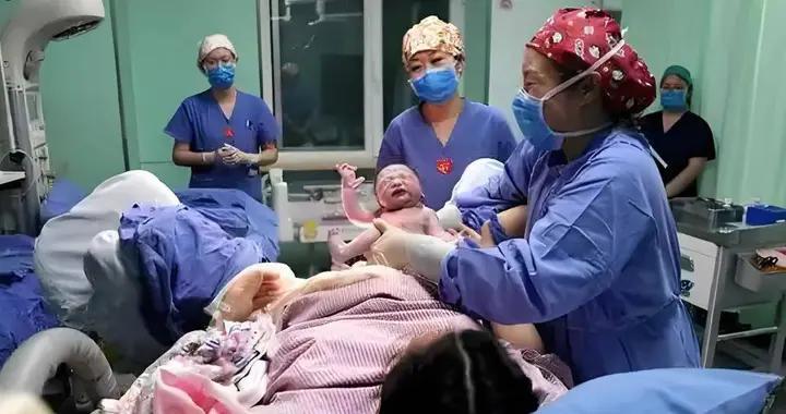 孩子一出生“沒眼睛”，醫生笑稱新生兒都這樣，39天后媽媽崩潰了