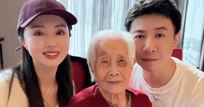 董璇夫婦回婆家探親，陪親友抱小孩不像新媳婦，外婆激動的流眼淚