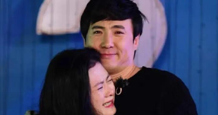 沈騰在海南請客喫火鍋，王琦胖到160斤素顏很顯老，8歲兒子像媽媽