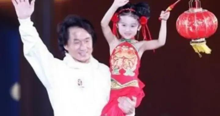 6歲被成龍抱上春晚14歲因太醜被嘲諷退圈，如今24歲的她美的驚人