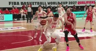 明着黑啊？胡金秋搶籃板時被吹罰進攻犯規，裁判回看後升級爲違體