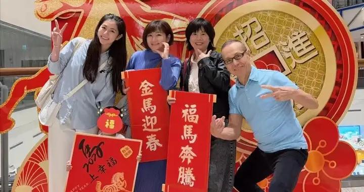 45歲任家萱胖到160斤，穿百褶裙腿部疤痕明顯，2歲腰果身高超1米