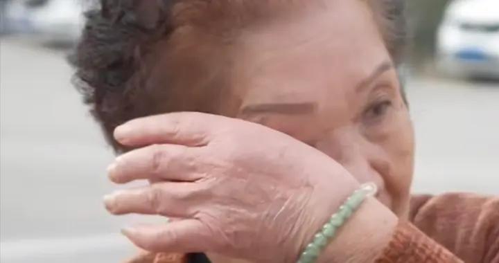 楊樂樂年後返程，老母親拎兩兜青菜送行，滿眼淚水站原地好心酸