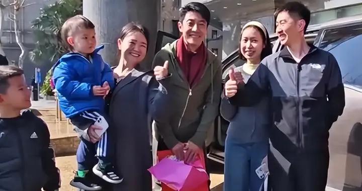 撒貝寧攜妻兒回武漢，躬身和網友合影數他最高，穿厚底鞋得有180