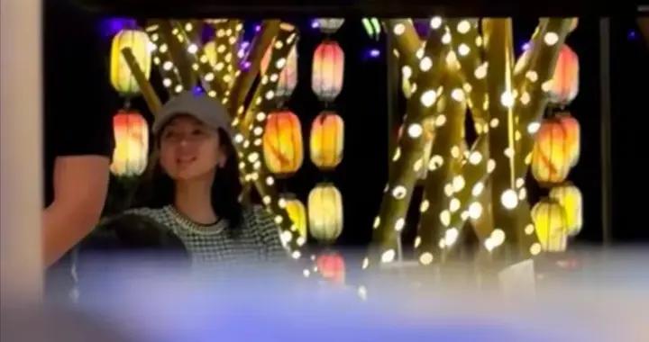 章子怡帶娃逛南山燈會，抱女兒轉圈媽媽力max，10歲醒醒身高超150