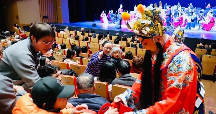 “財神爺”現場發“金幣”，上海民族樂團新春系列音樂會歡樂多多