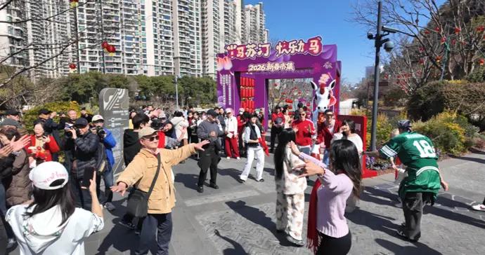 莫干山路藝術街區濱河步道張燈結綵，蘇州河畔年味十足