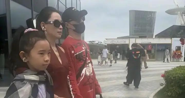 汪峯陪森林北母女過年，牽手逛街幫拎包還買6折衣服，繼女不開心