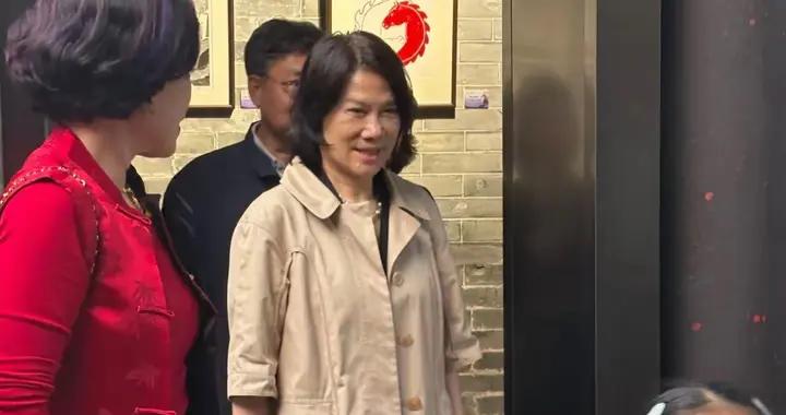 71歲董明珠逛唐家古鎮，光腿穿裙配半袖風衣很洋氣，買花砍價好狠